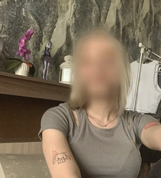 Elif, 19