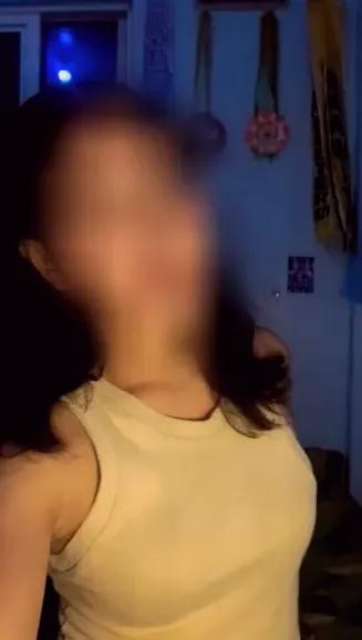 Larissa, 22