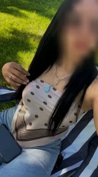 Mia, 25
